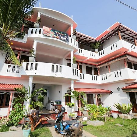 Lazies Midigama Hotel Bagian luar foto