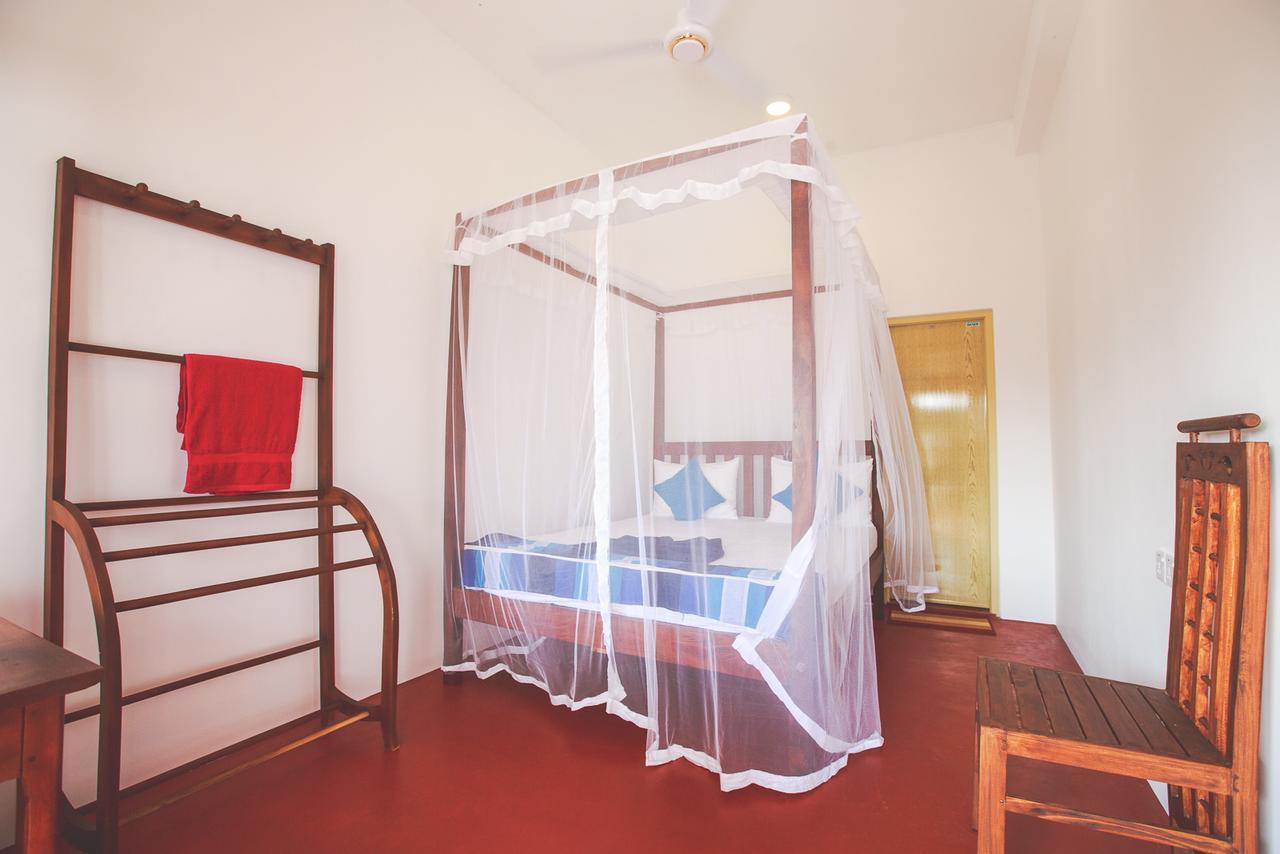 Lazies Midigama Hotel Bagian luar foto
