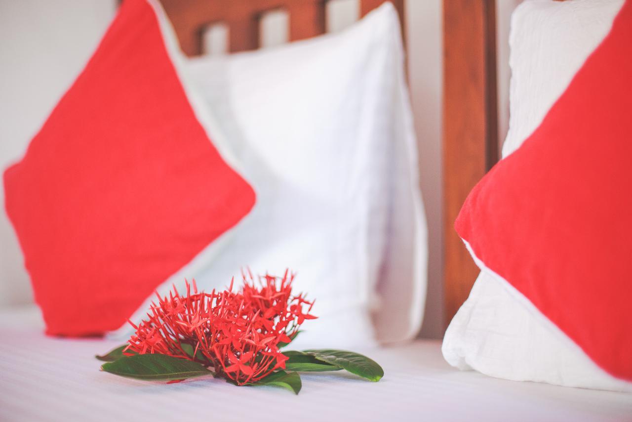 Lazies Midigama Hotel Bagian luar foto