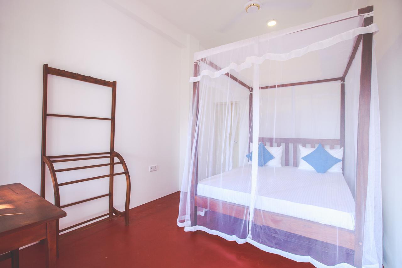 Lazies Midigama Hotel Bagian luar foto