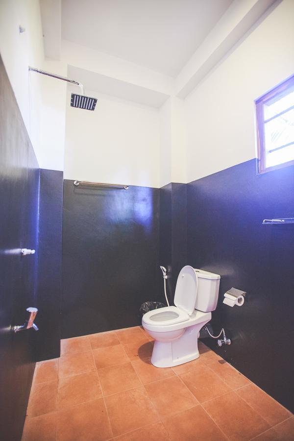 Lazies Midigama Hotel Bagian luar foto
