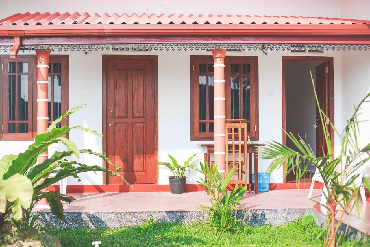 Lazies Midigama Hotel Bagian luar foto