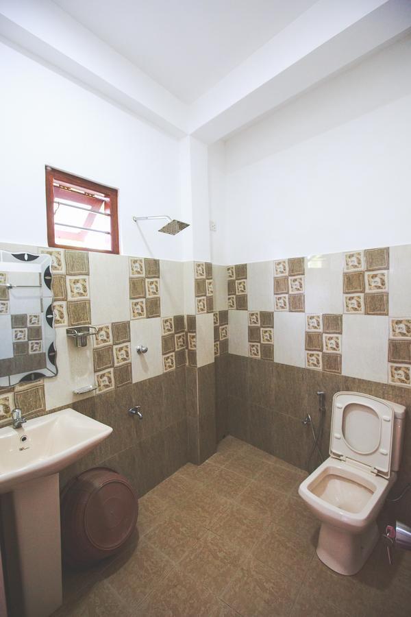 Lazies Midigama Hotel Bagian luar foto