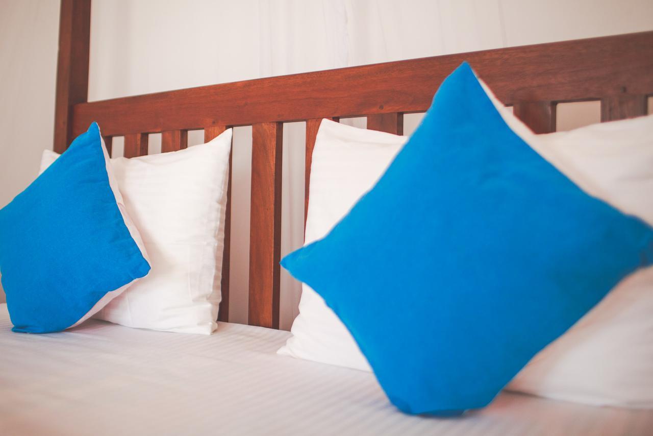 Lazies Midigama Hotel Bagian luar foto