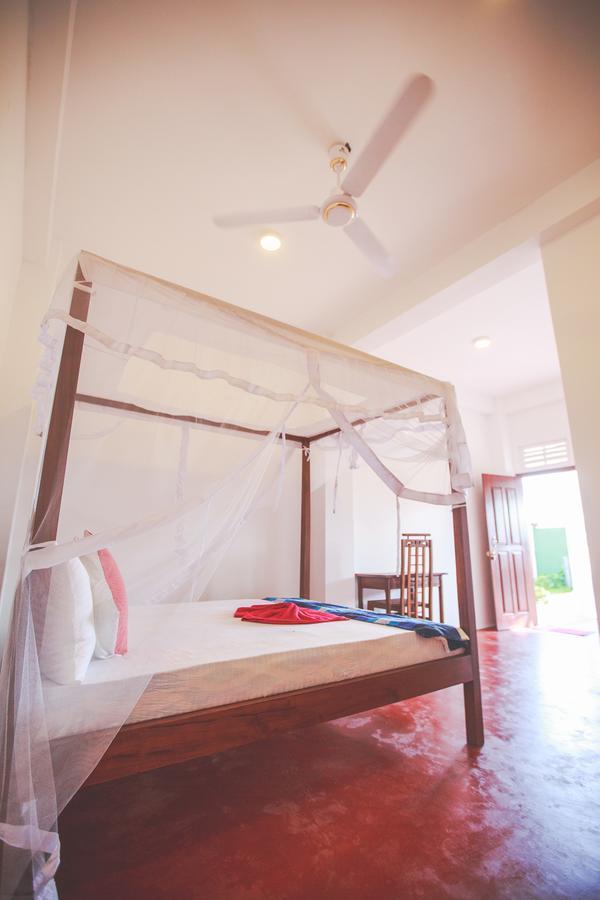 Lazies Midigama Hotel Bagian luar foto