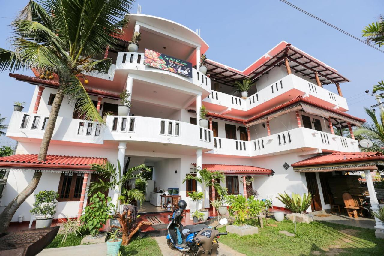 Lazies Midigama Hotel Bagian luar foto