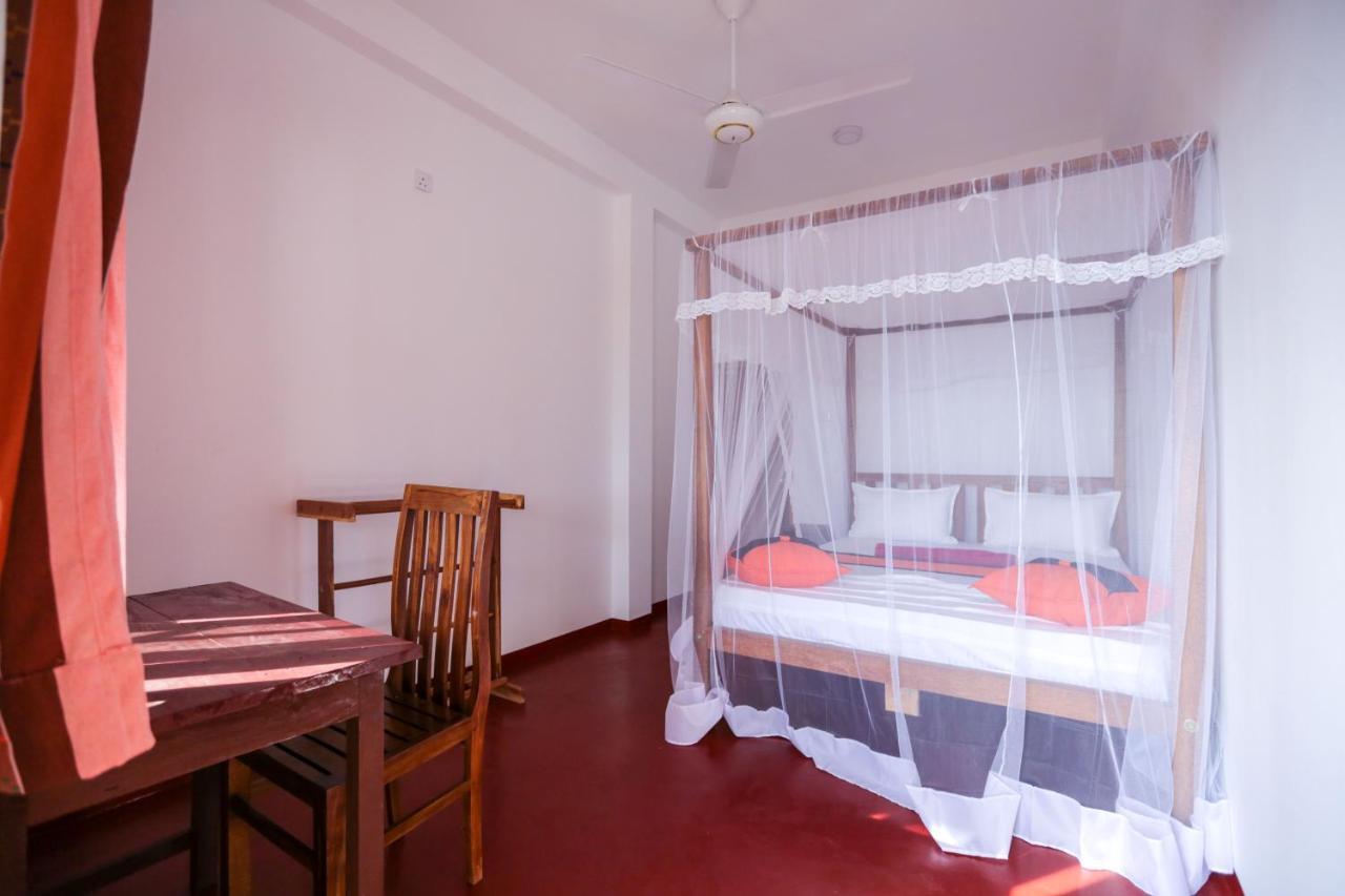 Lazies Midigama Hotel Bagian luar foto