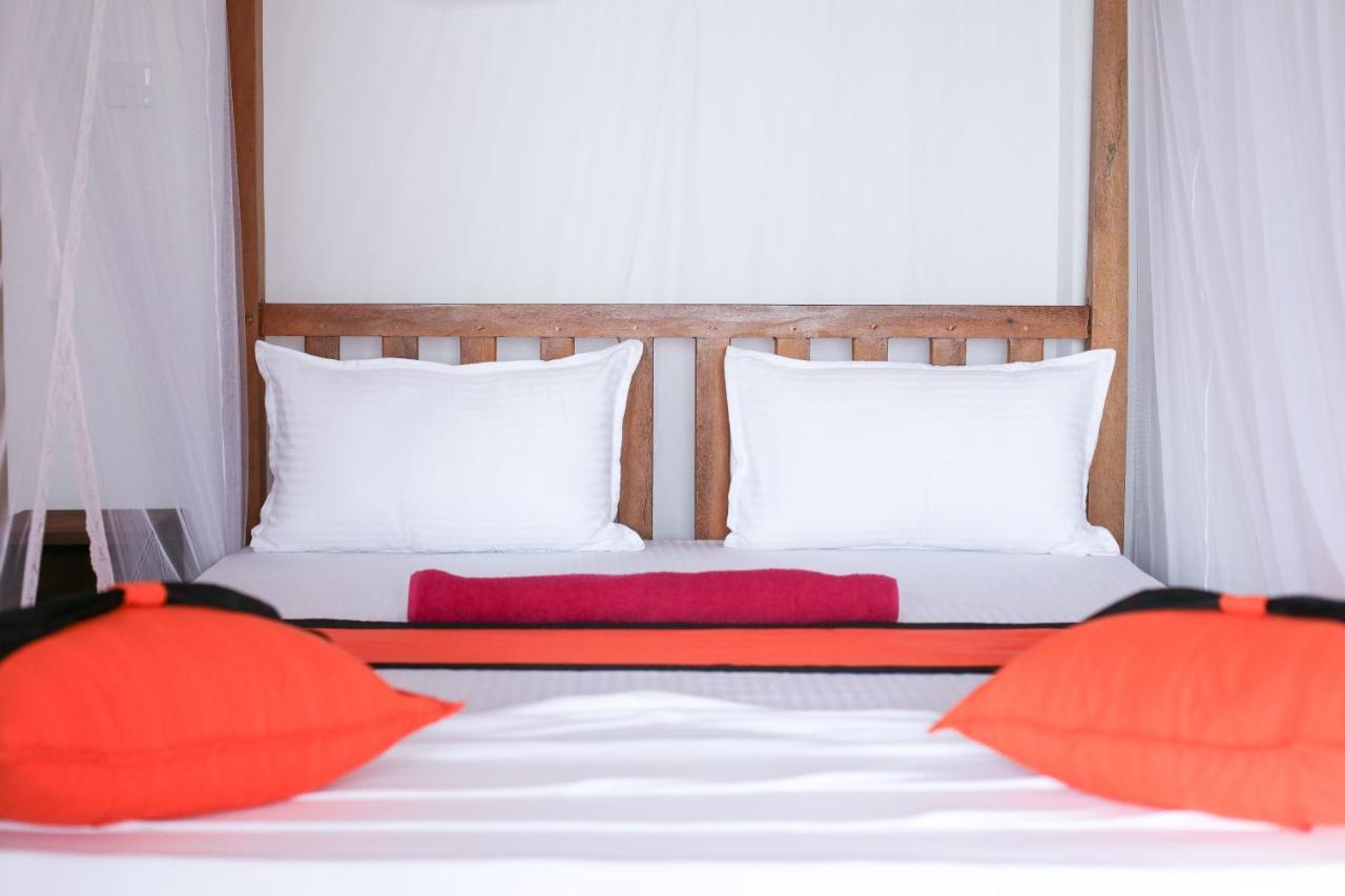 Lazies Midigama Hotel Bagian luar foto