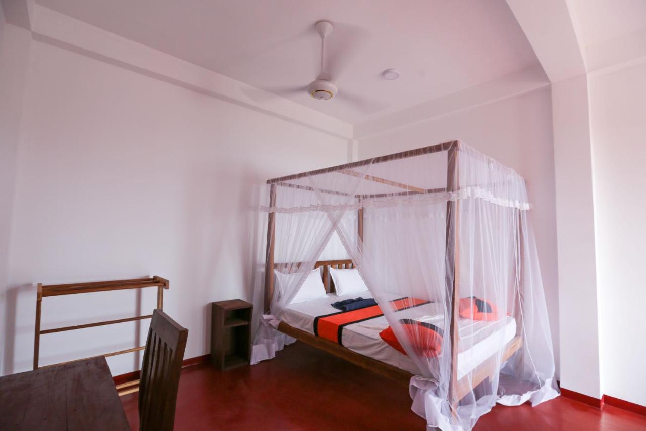 Lazies Midigama Hotel Bagian luar foto