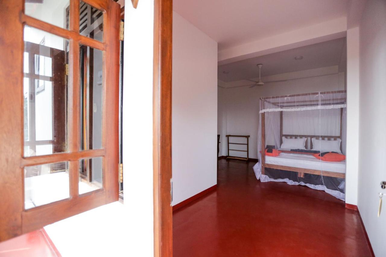Lazies Midigama Hotel Bagian luar foto